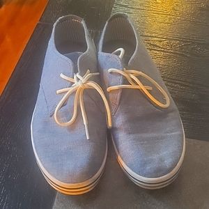 Great looking apartment 9 men's size 10 and a 1/2 tennis shoes